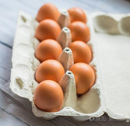 鸡蛋在纸板容器在木桌特写复活节概念